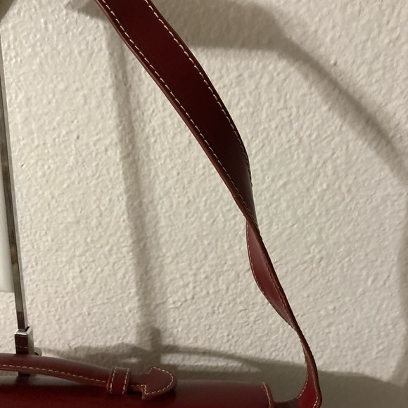 Wilson’s Leather Briefcase Burgundy Color comes with a key. - Picture 11 of 14